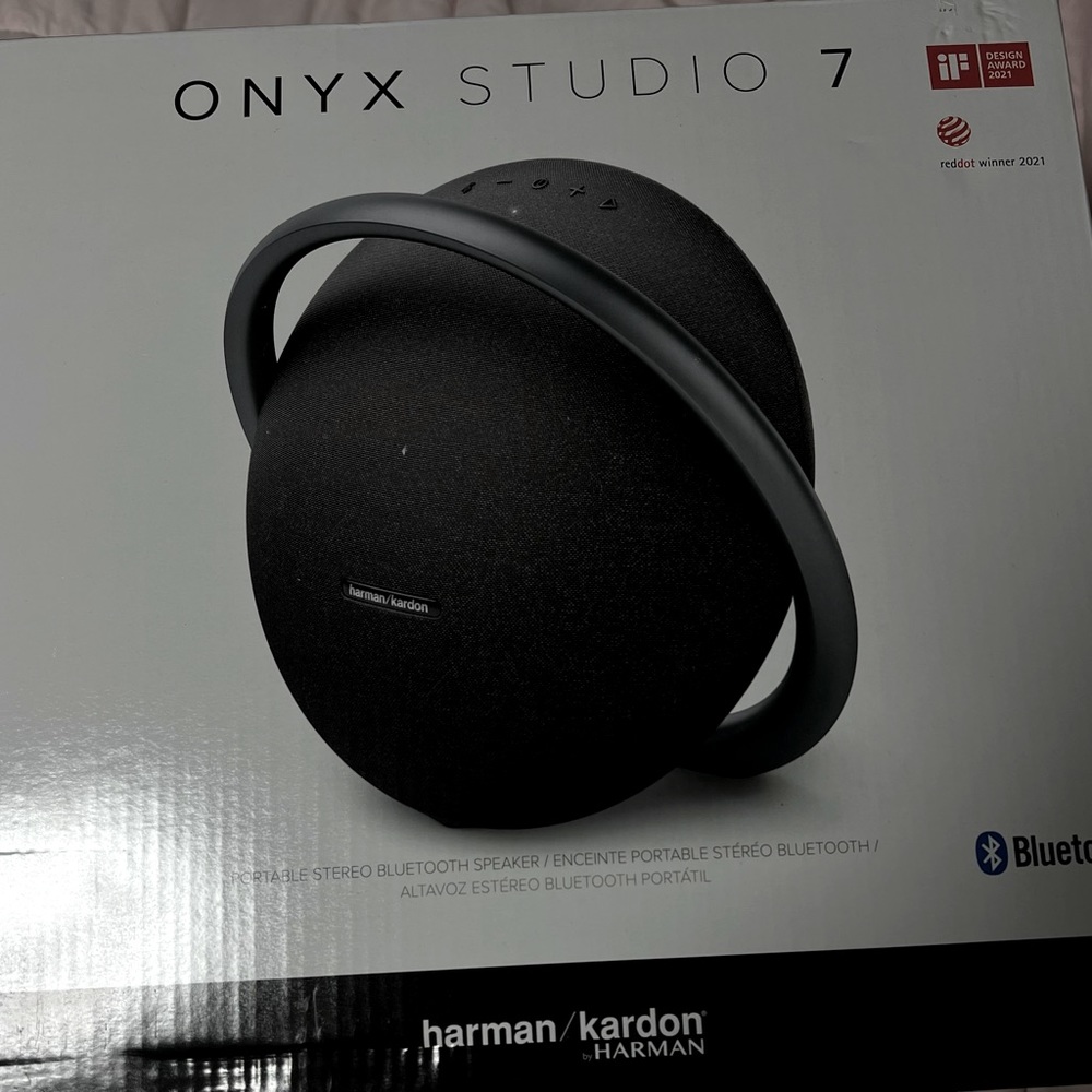 The Harman Kardon Onyx Studio 7 Black is a portable speaker.